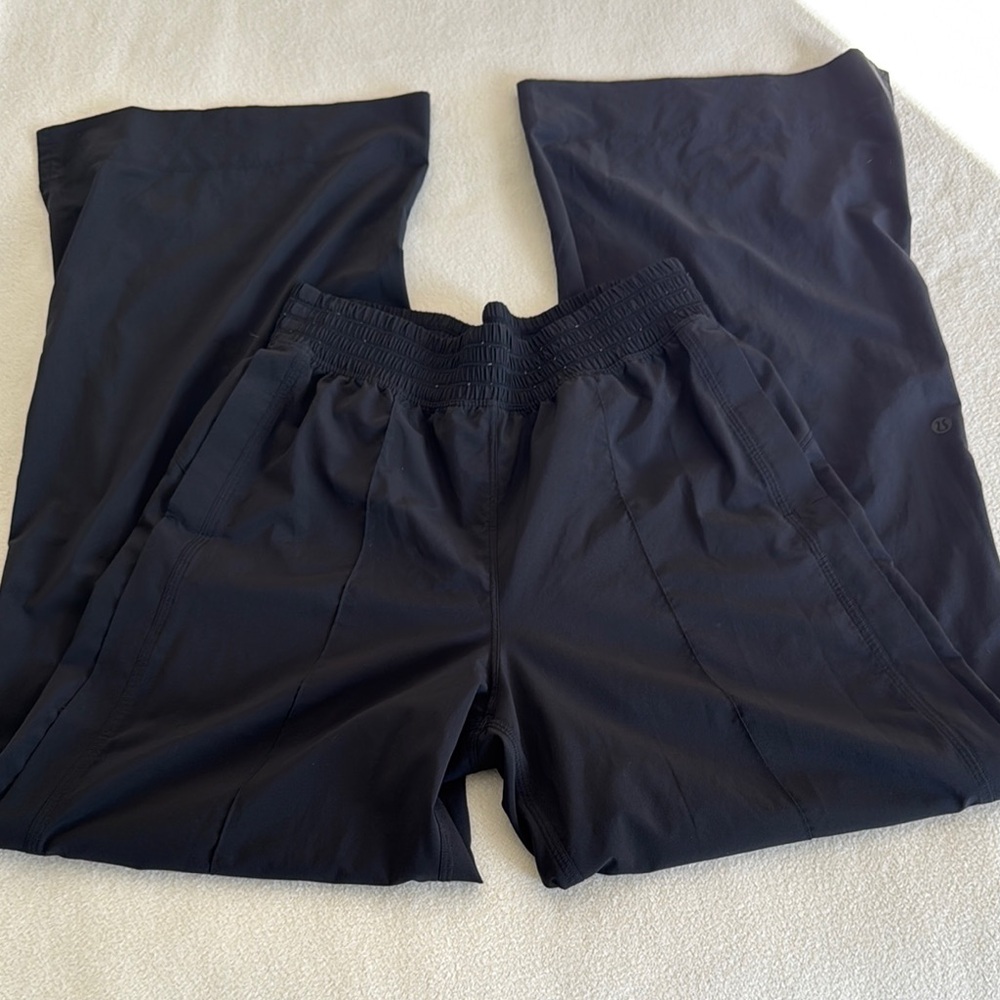Lululemon black wide leg split hem pant Sz 6